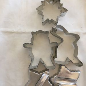 Vintage cookie cutters, 2 Vintage cake decorators